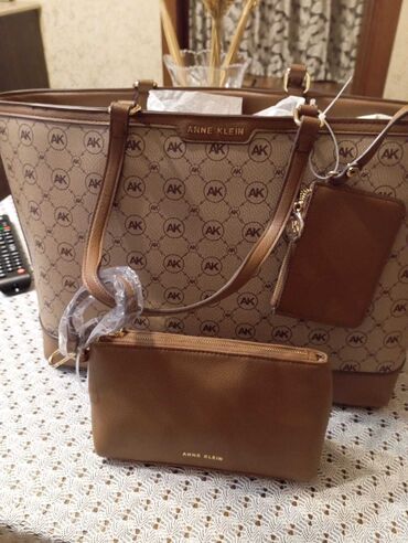 Anne Klein brendinə məxsus, üzərində loqo olan bej rəngli torba