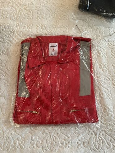 Digər üst geyimləri: Yanğına davamlı iş geyimi – qırmızı rəng - Material: “Fire retardant”