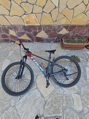velosiped kaska: Trek hardtail dağ velosipedi Xüsusiyyətlər: - Yüngül alüminium — 2