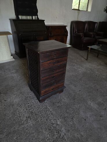 Stilske komode: Elegantna drvena komoda sa pet fioka, idealna za odlaganje raznih — 4