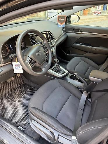 elantra qapı: Hyundai Elantra sedan – qara rəng, 4 qapı, AZ nömrə nişanı. Şəhər üçün — 6