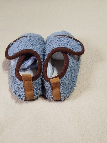 Детская обувь: Продаю детскую обувь в идеальном состоянии. Брали от 3500 сом. От 400 — 2