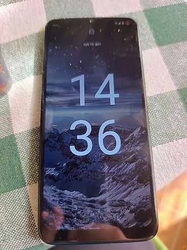 Pametni telefon sa velikim ekranom i čistim Android interfejsom. -