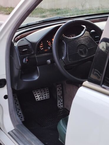 Mercedes-Benz: Mercedes-Benz C‑Class (W202) sedan - Rəng: ağ, 4 qapı - Kuzov — 4