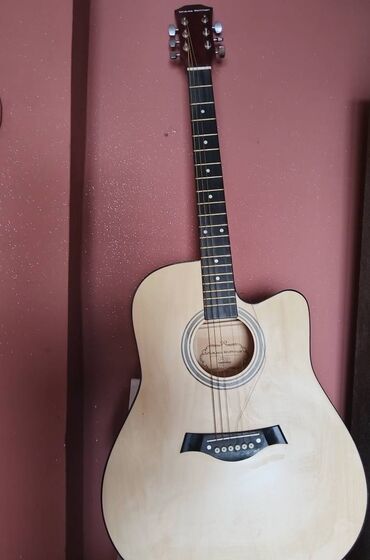 Muzički instrumenti: Prodajem akusticnu gitaru,kupjena je nova u radnji. Uz gitaru dobijate