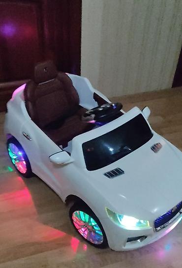Uşaq üçün elektrik maşınları: Uşaq elektrikli maşını – ağ rəng, kupe tipli korpus, qəhvəyi dəriyə — 4