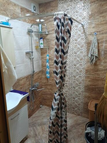 Uzunmüddətli kirayə mənzillər: Memar əcəmi metrosu 5 mərtəbəli binanın 1-ci mərtəbəsində 3 otaqlı — 12