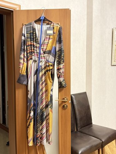 длинные женские кофты: Rəngli naxışlı uzun don - Model: uzun, axıcı siluet, yüngül və