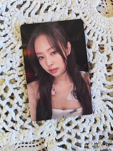 Məhsul: K-pop fotokartı (BLACKPINK temalı) Təsvir: - Ön tərəfdə