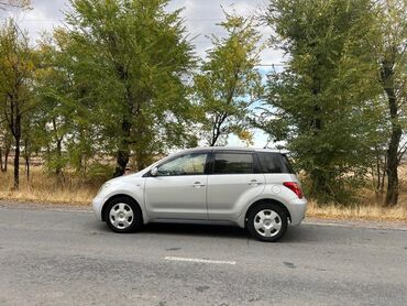 аккумлятор для машин: Серебристый хэтчбек Toyota Ist с пятидверным кузовом, пригодный для