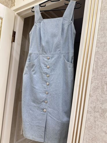 Dəstlər, kostyumlar: Qadın geyim dəsti – 4 parçadan ibarət 1) Açıq mavi, düz kəsimli jeans — 19