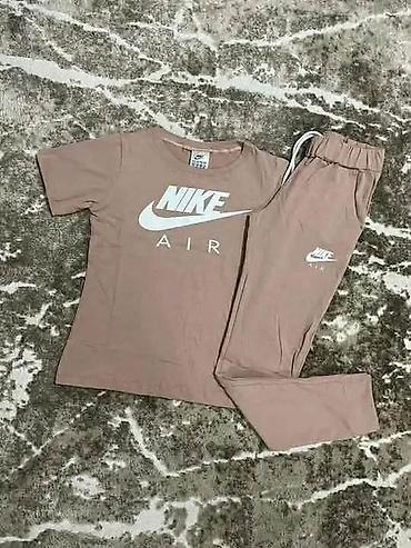 invigor air max: Komplet majica kratkih rukava i donji deo trenerke sa učkurom. Na oba — 3