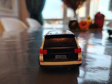 hello kitty oyuncaq: Əl işi Metal oyuncaq SUV avtomobil modeli - Korpus: ağ rəng, qara dam — 3