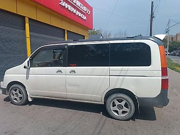 Просторный японский минивэн с правым рулём, кузов белый с тёмной at lalafo.kg Просторный японский минивэн с правым рулём, кузов белый с тёмной