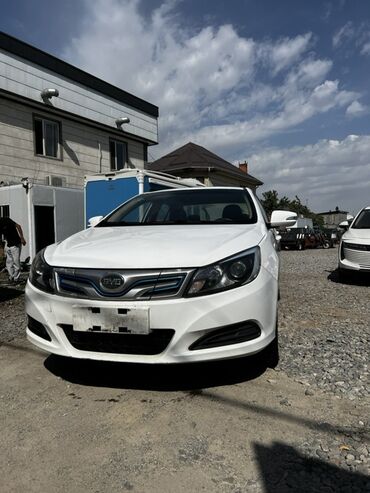 продаю в связи переездом: BYD e5 — компактный электроседан. Кузов и дизайн: - 4-дверный седан