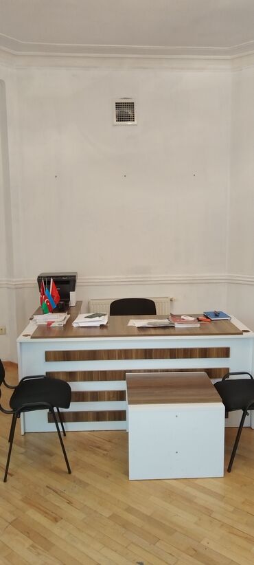 Ofislər: Elmlər metrosunun yaxınlığında yerləşən 160 kv.m sahəsi olan 6 otaqlı — 3