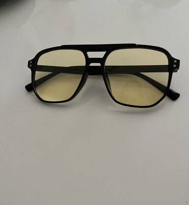 Naočare: Muske Naocare - Model 1: Pravougaone, bez okvira, tamnozelena stakla — 2