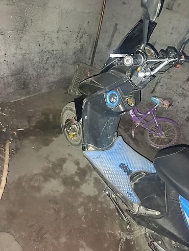 скутер aucma: Скутер 49cc, с задним кофром Особенности и комплектация: - Двигатель — 2