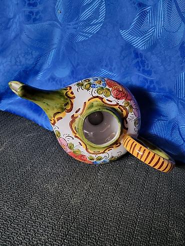 Ostali antikviteti: Cajnik Deruta majolika oblik Aladinove lampe Italija iz 70ih godina na lalafo.rs — 16 Ostali antikviteti: Cajnik Deruta majolika oblik Aladinove lampe Italija iz 70ih godina — 16