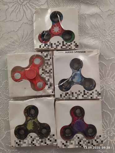 Uşaq arabaları: Spinerlər.Hamısı təzədir.Hər rəngləri var. Qutudakı spinerlər-7 azn