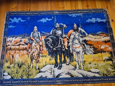 at şəkli: Atların üzərində üç cəngavər təsviri olan iri divar asması. 1 əsr yaşı