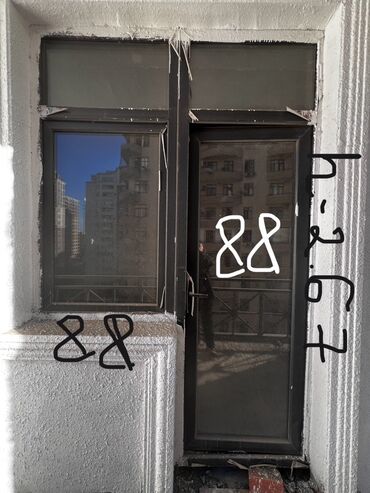 Plastik pəncərələr: Qara rəngli metal çərçivəyə malik pəncərə və qapı kombinasiyası. Bu