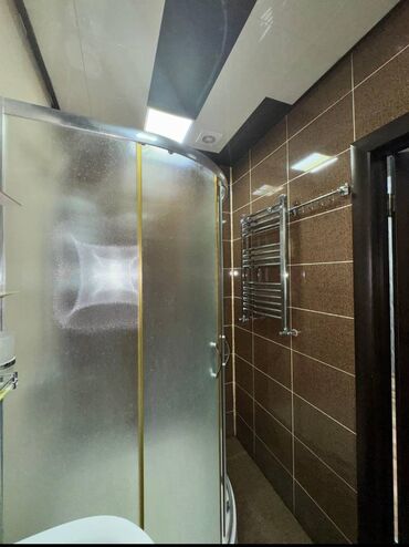 Uzunmüddətli kirayə mənzillər: Ev 5 mərtəbəli binanın 4-cü mərtəbəsindəki, tam təmirlidir. Bütün — 7