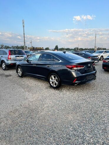 купить авто с кореи бу: Автомобиль Hyundai Sonata в темно-синем цвете. Седан оснащен