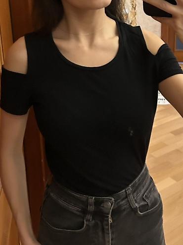 Qadın üçün qara rəngdə “cold shoulder” dizaynlı t‑şört. - Model lalafo.az -da Qadın üçün qara rəngdə “cold shoulder” dizaynlı t‑şört. - Model