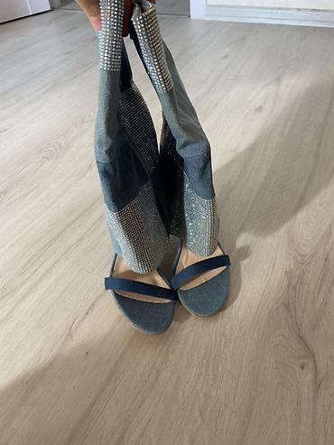uzunbogaz: Denim materialdan dizə qədər uzunluqda qadın çəkmələri-sandallar — 2