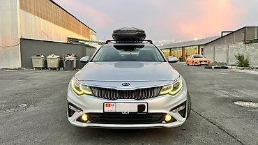 Другие детали салона: Kia К5 - Просторный салон с кожаной отделкой, задний диван на 3 места — 10
