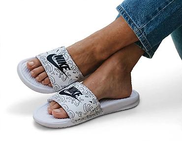 air green: Nike papuče – beli model sa crno-belim grafičkim printom - Širok, mek — 1