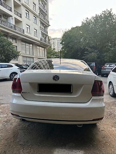 zapi masin: Volkswagen Polo Sedan – ağ rəng, 4 qapılı, şəhər və uzun yol üçün — 5