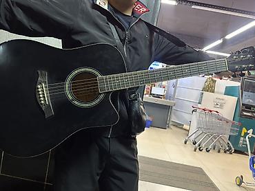 Гитары: Акустическая гитара 6‑струнная, корпус дредноут с вырезом (cutaway). - — 1