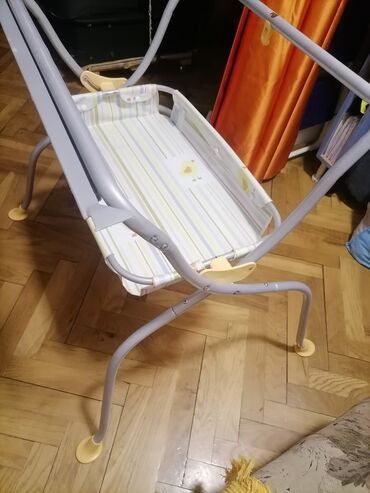 Ostali dečiji nameštaj: Postolje sklapajuće za presflačenje male bebe. Nije pocepano
 Mirjevo — 2
