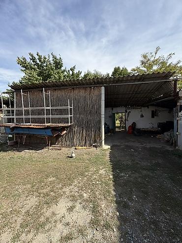 Үйлөрдү сатуу: 📍 В Сокулуке продается дом на участке 30 соток. 🏡Дом без ремонта — 7