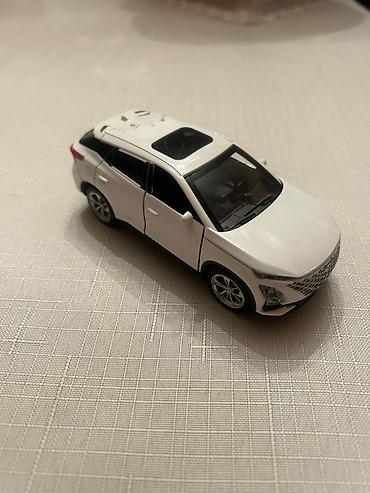 nerf satisi: Ağ rəngli sedan oyuncaq avtomobil maketi - Miqyas: təxmini 1:24/1:32 — 3