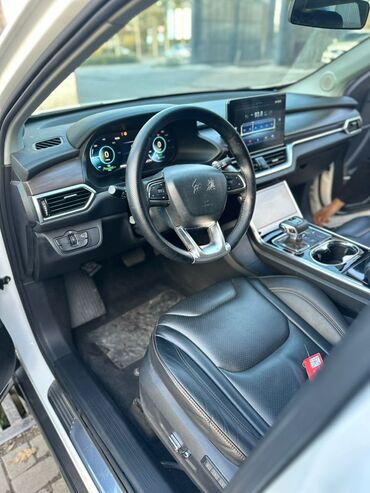 Другие автомобили: Электромобиль кроссовер (белый цвет кузова). Ключевые особенности: - — 9