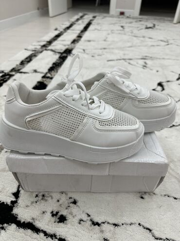 обувь белая: Продаются кроссовки новые легкие размер 36