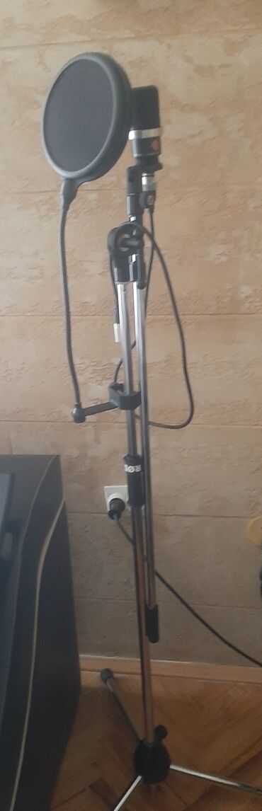 jedan rajf je rajfovi: Mikrofon studijski neumann tlm 102 u kompletu sa stalkom .Mikrofon je