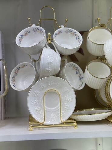чайный сервиз столовый: Набор чайных чашек с блюдцами на металлической подставке. - Материал