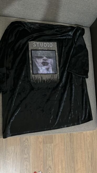 Qara rəngdə qadın məxmər t-shirt. T-shirtin ön hissəsində "STUDIO"