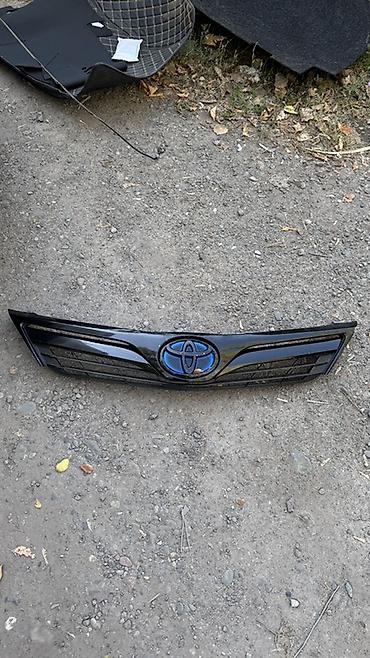 175 55 14: Решётка радиатора Toyota с эмблемой. Деталь выполнена в чёрном цвете — 1