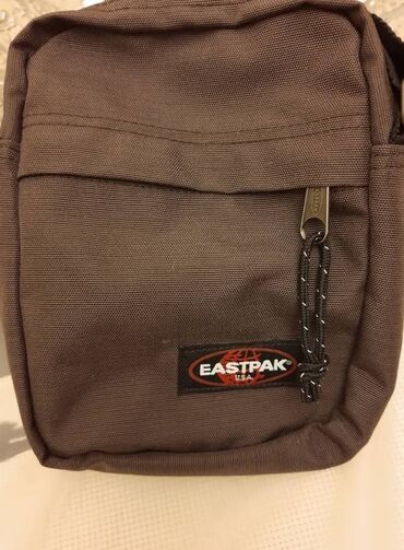 Πωλείται τσαντάκι ώμου μάρκας Eastpak. χρώμα καφέ. Έχει 4 θέσεις για