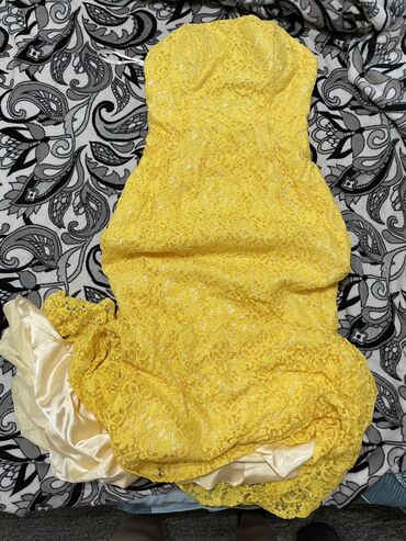 Повседневные платья: Желтое платье со шлейфом без лямок синие платье с драпировкой — 2