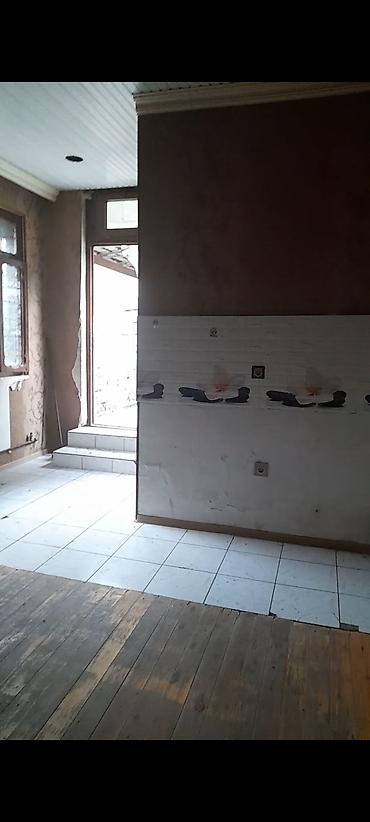 sekis sati: Dəmiryol vağzalın altında Azərbaycan küçəsində 2mətəbə binanın 2 ci — 1
