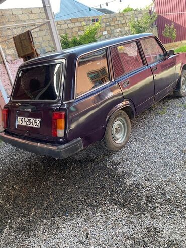 niva surətlər qutusu: LADA 2104 universal, tünd bənövşəyi rəng. - Kuzov: 5 qapılı, geniş yük