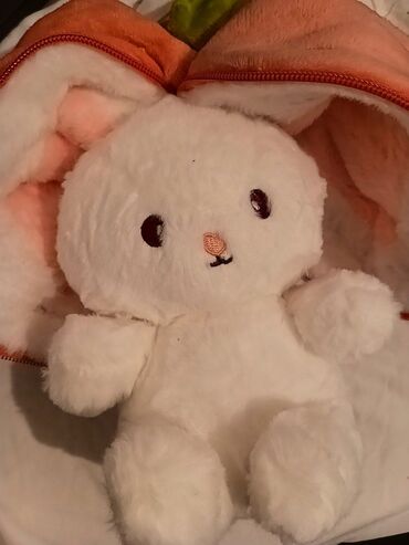 uşaq ucun qulaqlıq: Yumşaq oyuncaq çiyələk içində dovşan plyuş