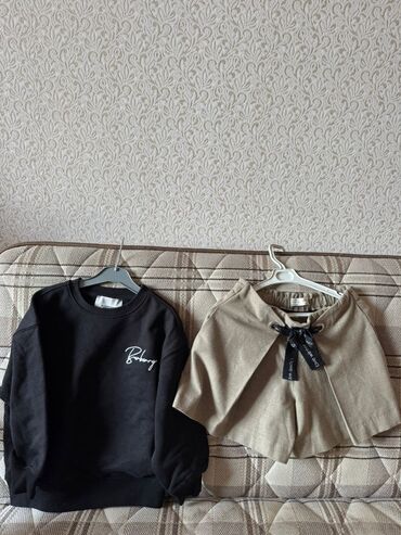 Taxta-şalban: Qadın geyim dəsti - Üst geyim: qara sweatshirt. Sinə hissəsində ağ