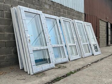 панно на стену: Пластиковое окно с белой рамой и двойным стеклопакетом. Оснащено